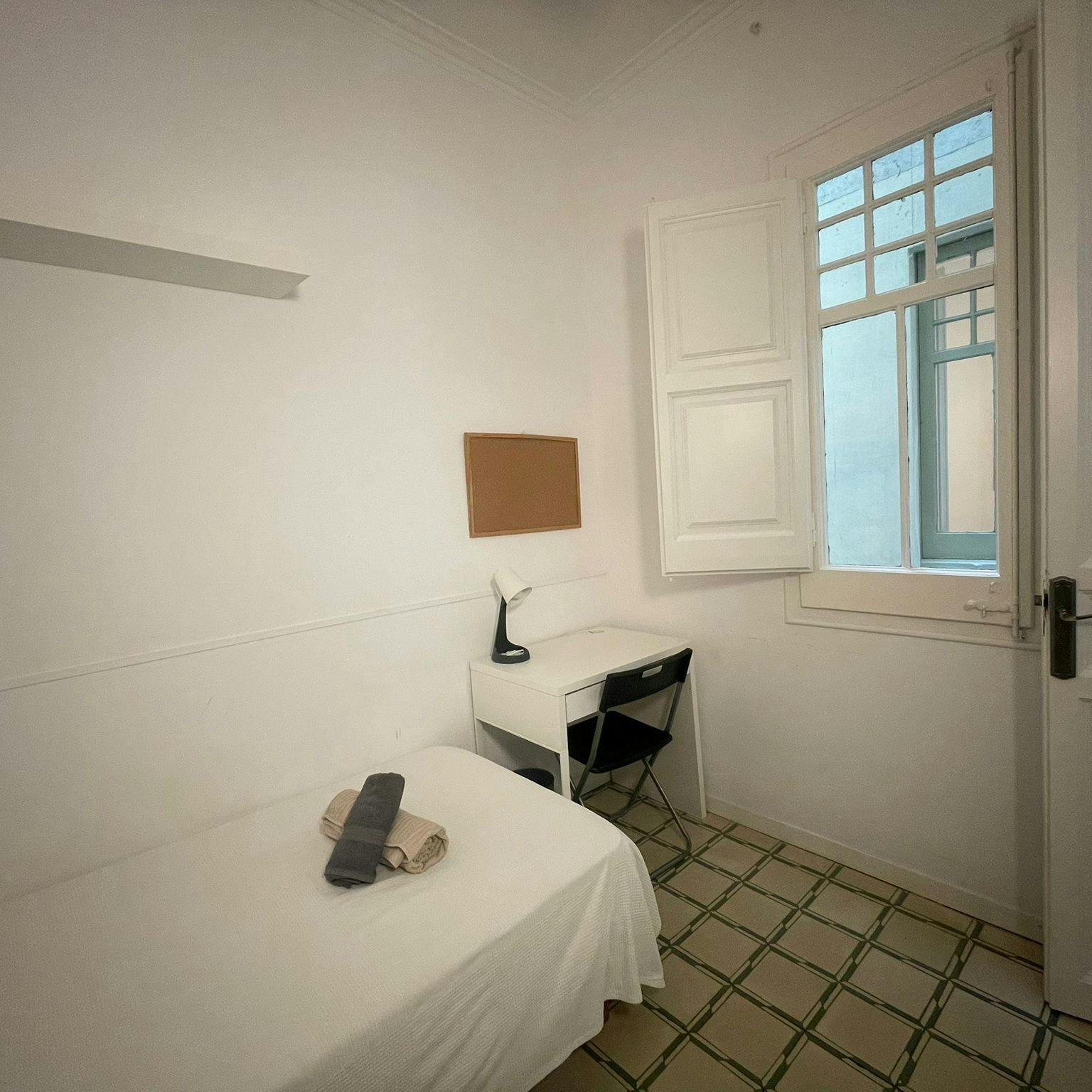 Private room for rent for €450 per month in Barcelona, Carrer del Bruc